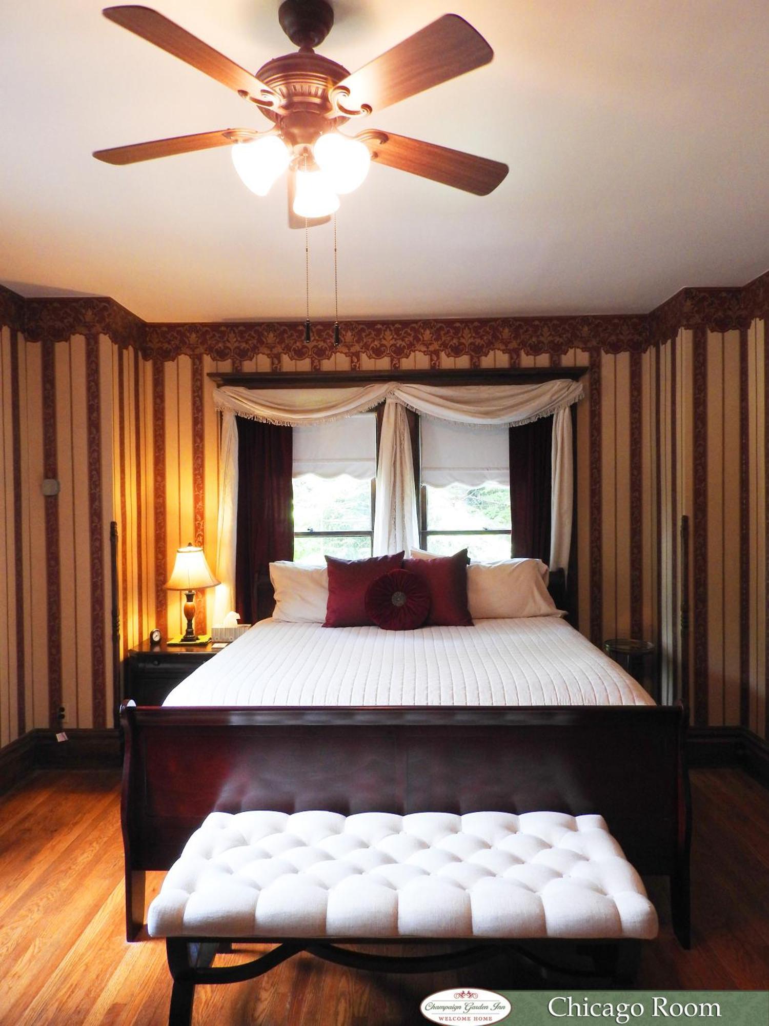 Champaign Garden Inn Екстер'єр фото